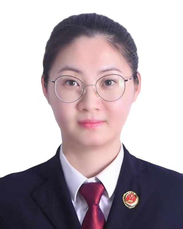 卢曼(白底证件照).jpg