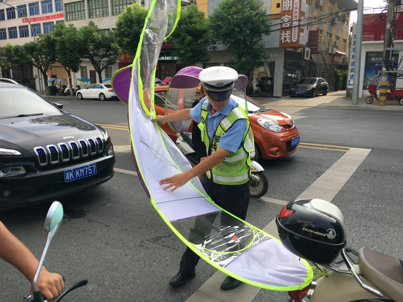 劝导文明出行维护交通安全武宁县检察院在行动